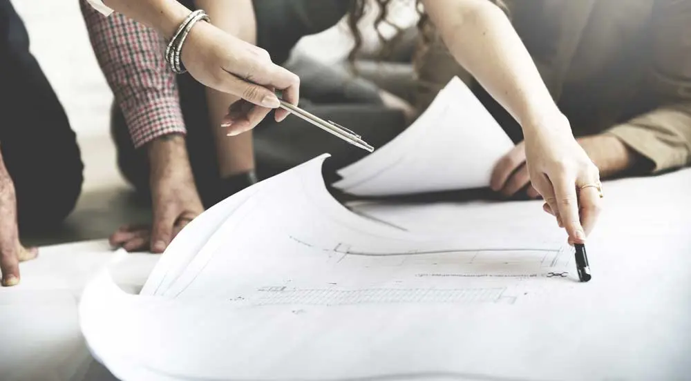 Professionisti al lavoro sui disegni di un progetto edilizio